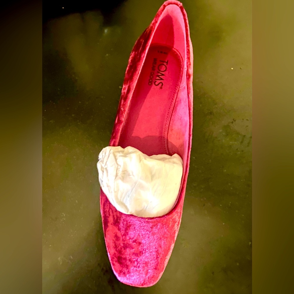 NWT never worn Tom’s crushed red velvet flats size 8